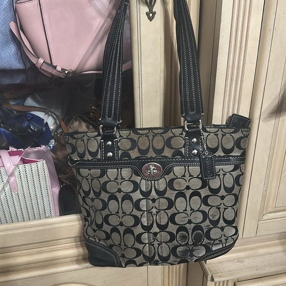 Coach Vintage Hampton F13973
Handbag Signature Jacquard &
Leather - Picture 2 of 16